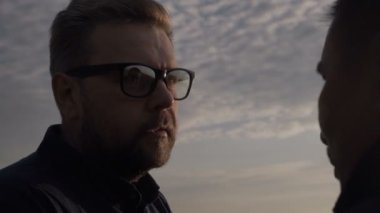 İşadamı ve tarımcı akıllı telefondan tarım uygulamasının yardımıyla çalışıyor. Buğday hasadı tarlada olgunlaşıyor. Akıllı iş..