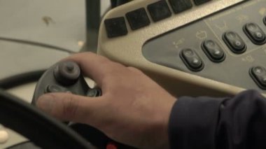 Erkek Eller Çiftçi Sürücüsü, ekin tarlasında ekin hasadını birleştirdi. İçeriden Görüntüle.