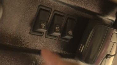 Erkek Eller Çiftçi Sürücüsü Tarım Alanındaki Birleşmiş Hasat 'ın flaş lambasını açtı. İçeriden Görüntüle.