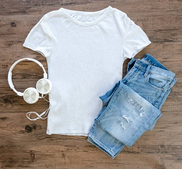 Camiseta Gris Jeans Burlan Con Auriculares Planas Sobre Fondo Madera — Foto de Stock