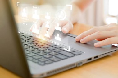 İş kadını sanal ekranda analiz ve yönetim ekibi için dizüstü bilgisayar kullanıyor