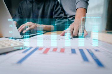 İş ekibi çalışması ve dijital tablet üzerinde çalışmak. Dijital diyagram kavramı, grafik arayüzleri, sanal çerçeve