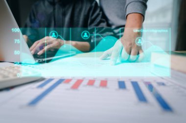 İş ekibi çalışması ve dijital tablet üzerinde çalışmak. Dijital diyagram kavramı, grafik arayüzleri, sanal çerçeve