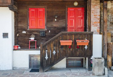 Cima Sappada, İtalyan Dolomitleri. Karakteristik bir evin girişi