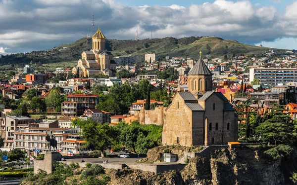 Metekhi Church and Holy Trinity Cathedral — Foto de Stock