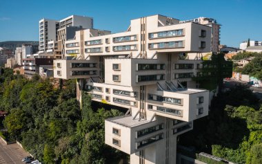 Gürcistan, Tiflis, Temmuz 2022 - Gürcistan Merkez Bankası. Bina mimarlar Georgi Chekhov ve Zurab Jalagania tarafından Gürcistan SSR Yol İnşaatı Bakanlığı için tasarlandı.