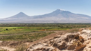 Yazın Ararat dağının panoramik manzarası