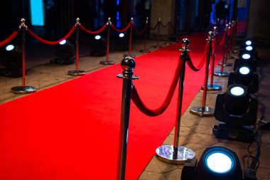 Bariyerli kırmızı halı ve kırmızı ipler..