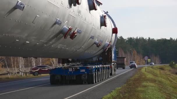 Trasporto di navi super pesanti per l'industria chimica. Il camion tira merci di grandi dimensioni. — Video Stock