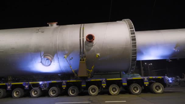 Bir gecede büyük boy kargo teslimatı. Petrol endüstrisi için dev bir çelik tank.. — Stok video
