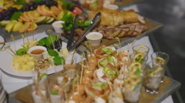 Sosyal bir etkinlikte abur cubur masası. Çeşitli küçük lezzetler..