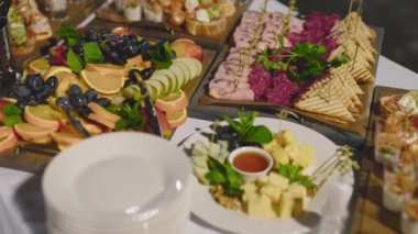 Sosyal bir etkinlikte abur cubur masası. Çeşitli küçük lezzetler..