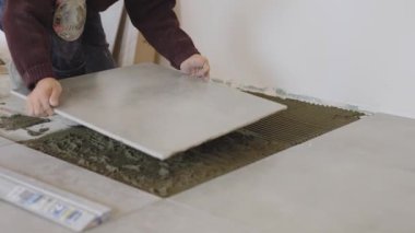 Usta porselen taş kiremitleri monte etmekle meşgul..