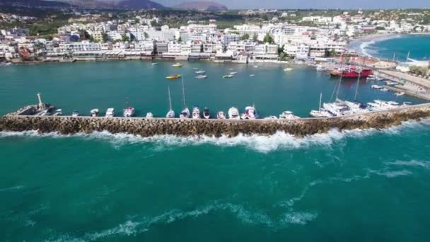 Hava görüntüsü. Yunanistan 'daki Girit Adası çok turistik bir yerdir. Akdeniz kıyısındaki Hersonissos kasabası. — Stok video