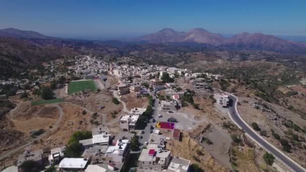 空中展望。山の中の村。山岳クレタ島の美しい風景. — ストック動画