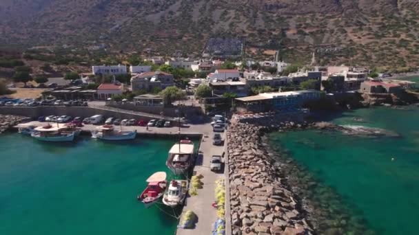 Vista aerea. Il bellissimo villaggio turistico di Plaka a Creta. — Video Stock