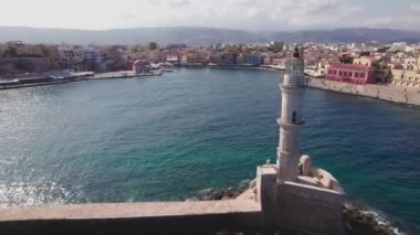 Hava görüntüsü. Chania şehrindeki eski deniz feneri. Girit 'te Venedik Mirası.