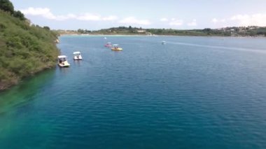 Hava görüntüsü. Kournas adasında kiralık katamaranlar. Turist suyu aktiviteleri.