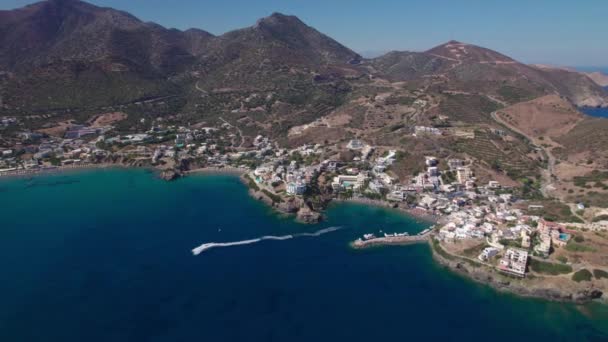 Vista aérea. Pueblo de Bali en Creta con sus hermosas lagunas. Hermoso paisaje mediterráneo. — Vídeos de Stock