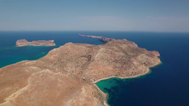 Vista aerea. Bellissimo paesaggio dell'isola di Creta, montagne e mare in una giornata estiva. — Video Stock