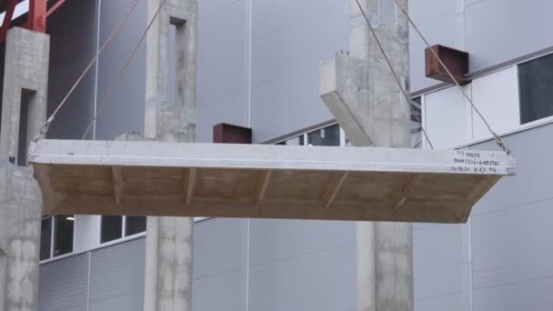 Bir vinç güçlendirilmiş beton levhayı kaldırır. Büyük bir tesisin inşaatı. — Stok video