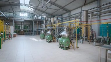 Metal kaplar ve kompleks boru sistemi olan büyük bir hafif atölye.
