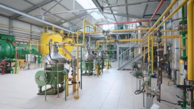 Metal kaplar ve kompleks boru sistemi olan büyük bir hafif atölye.