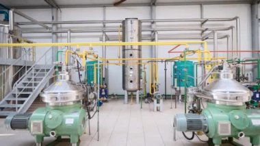 Karmaşık kimyasal işlemleri olan bir atölye. Tanklar ve boru hatları.