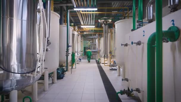 Magasin d'une entreprise industrielle pour la production d'huile de tournesol. Le processus de raffinage des produits se déroule dans des conteneurs spéciaux. — Video