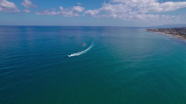 Вид з повітря. Курортний атракціон, човен і парашут з людьми . — стокове відео