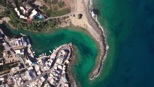 Vista aérea. Aldeia Sisi na ilha de Creta. Uma bela aldeia nas margens do Mar Mediterrâneo. — Vídeo de Stock