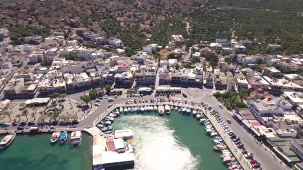 Elounda Creta. Vista aérea de una hermosa ciudad turística junto al mar Mediterráneo. — Vídeos de Stock