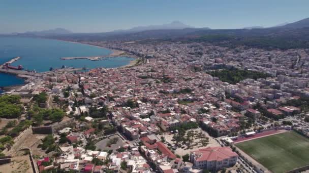 Vue aérienne. Ville de Réthymnon sur l'île de Crète. La partie historique de la ville et du port. — Video