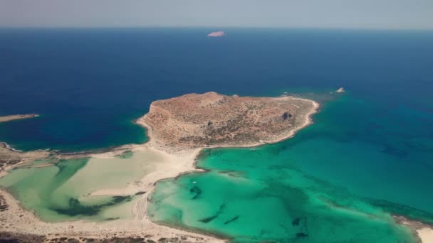 Vista aerea. La bellissima baia di Balos sull'isola greca di Creta. Magnifica vista panoramica sulle scogliere, sulla spiaggia e sul mare azzurro. — Video Stock