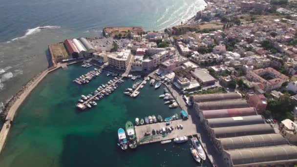 Hava görüntüsü. Girit Adası 'ndaki Chania şehrinin tarihi kısmı. Akdeniz 'de büyüleyici bir sahil kasabası.. — Stok video