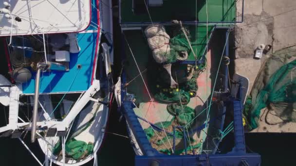 Luftaufnahme. Matrosen auf der Seebrücke demontieren Fischernetze. Fischereiindustrie — Stockvideo