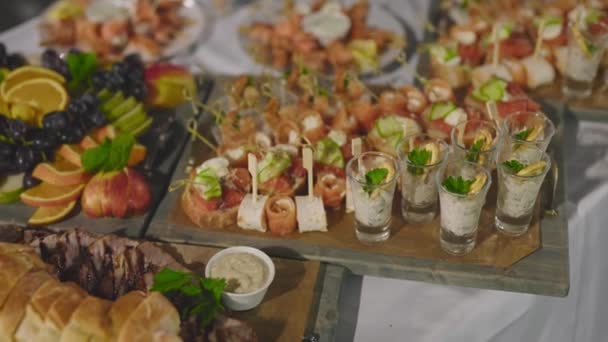 Profesionální prostírání stolu s lahodným občerstvením. Catering servis pro akci. — Stock video