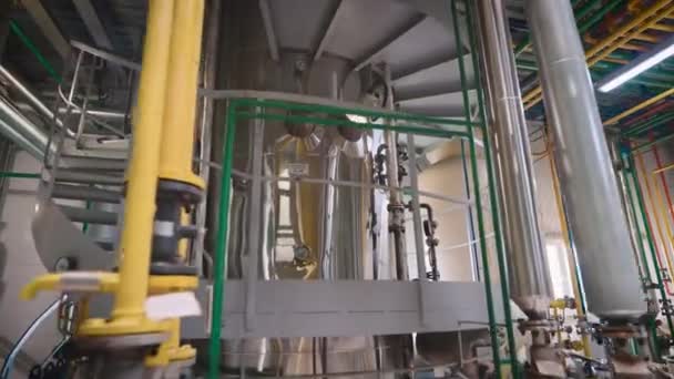 Tienda de una empresa industrial para la producción de aceite de girasol. El proceso de refinación del producto se lleva a cabo en recipientes especiales. — Vídeos de Stock