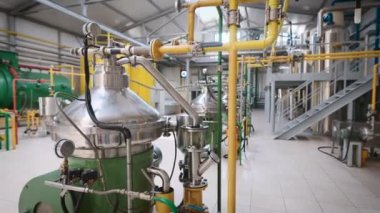 Karmaşık kimyasal işlemleri olan bir atölye. Tanklar ve boru hatları.