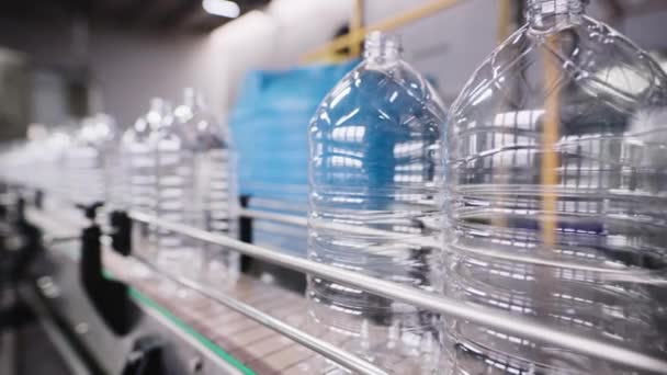 Línea automática para llenar botellas de PET de 5 litros. — Vídeos de Stock