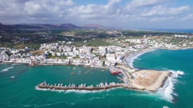 Hava görüntüsü. Yunanistan 'daki Girit Adası çok turistik bir yerdir. Akdeniz kıyısındaki Hersonissos kasabası.