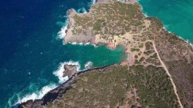 Hava görüntüsü. Etrafı kayalarla çevrili güzel ve rahat bir deniz koy. Yaz tatili
