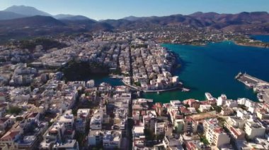 Yunanistan 'ın Agios Nikolaos kentinin kuş bakışı görüntüsü. Güzel bir Avrupa Akdeniz kenti.