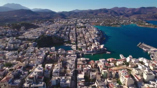 Yunanistan 'ın Agios Nikolaos kentinin kuş bakışı görüntüsü. Güzel bir Avrupa Akdeniz kenti. — Stok video