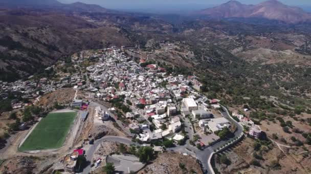 Hava görüntüsü. Dağlardaki köy. Dağlık Girit 'in güzel manzarası. — Stok video