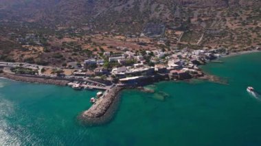 Hava görüntüsü. Girit 'teki güzel tatil köyü Plaka..