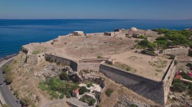 Hava görüntüsü. Rethymno şehrindeki Fortezza Kalesi. Bugüne kadar hayatta kalmış bir Venedik tahkimatı.