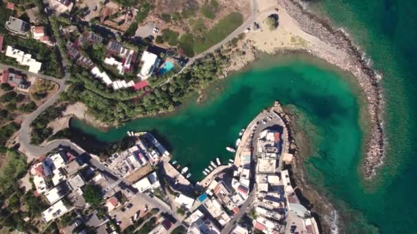 Αεροφωτογραφία. Το χωριό Σίσι στην Κρήτη. Ένα όμορφο χωριό στις ακτές της Μεσογείου. — Αρχείο Βίντεο