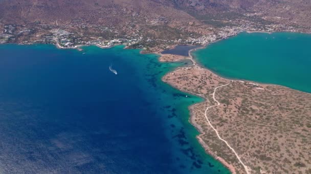 Widok z lotu ptaka. Piękny krajobraz wyspy Kreta, góry i morze w letni dzień. — Wideo stockowe