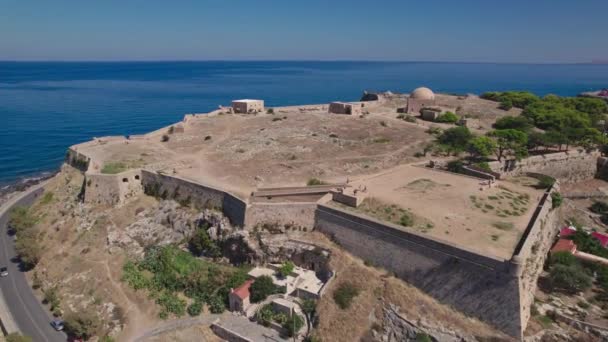 Vista aérea. Fortaleza Fortezza en la ciudad de Rethymno. Una fortificación veneciana que ha sobrevivido hasta nuestros días. — Vídeo de stock